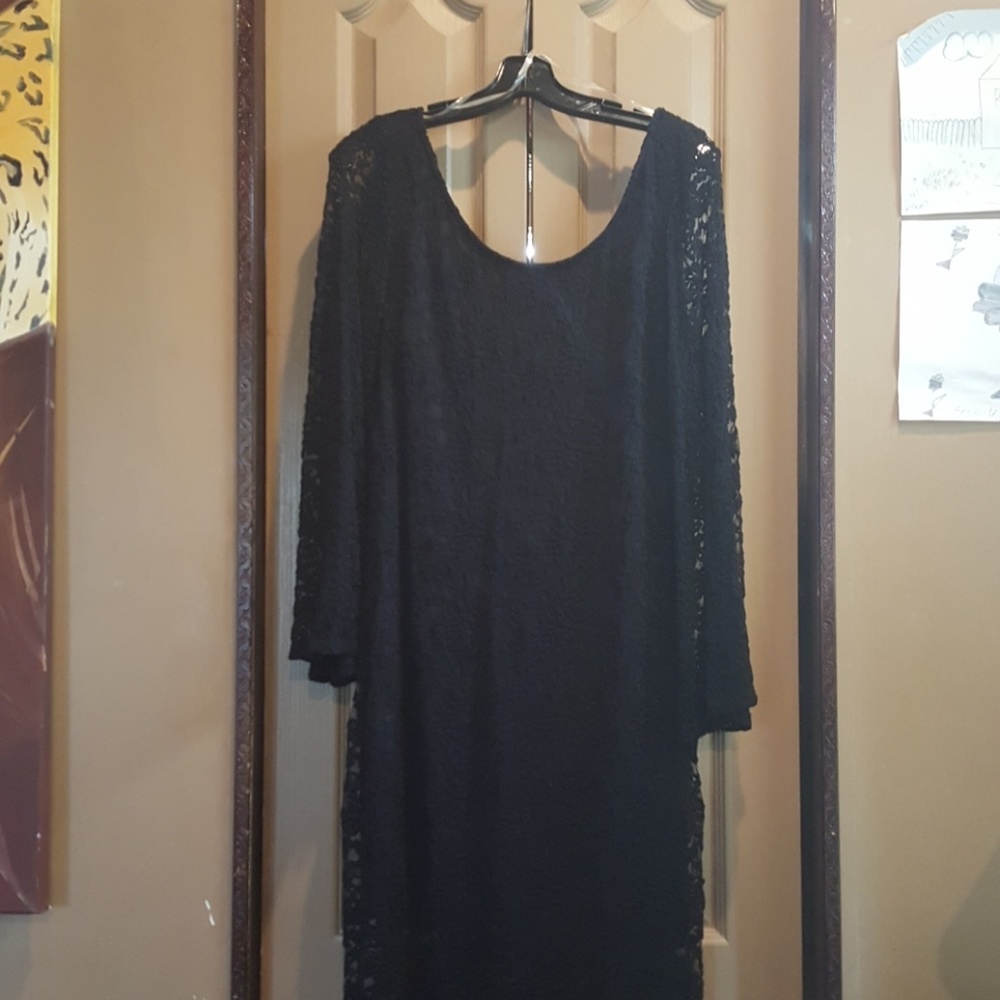 FASHION TO FIGURE BLACK EUC PLUS SIZE LACE BELL SLEEVE DRESS